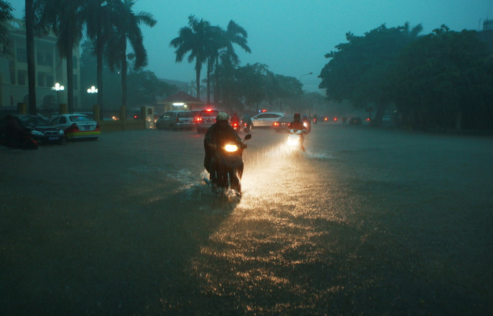 Các phương tiện lưu thông khó khăn do ngập úng tại khu vực trung tâm quận Đồ Sơn, Hải Phòng. (Ảnh: Lâm Khánh/TTXVN)