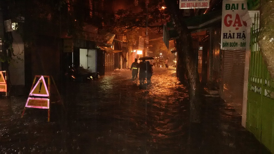 Mưa ngập tại khu vực phố Đào Tấn, Hà Nội. (Ảnh: Trọng Đạt/TTXVN)