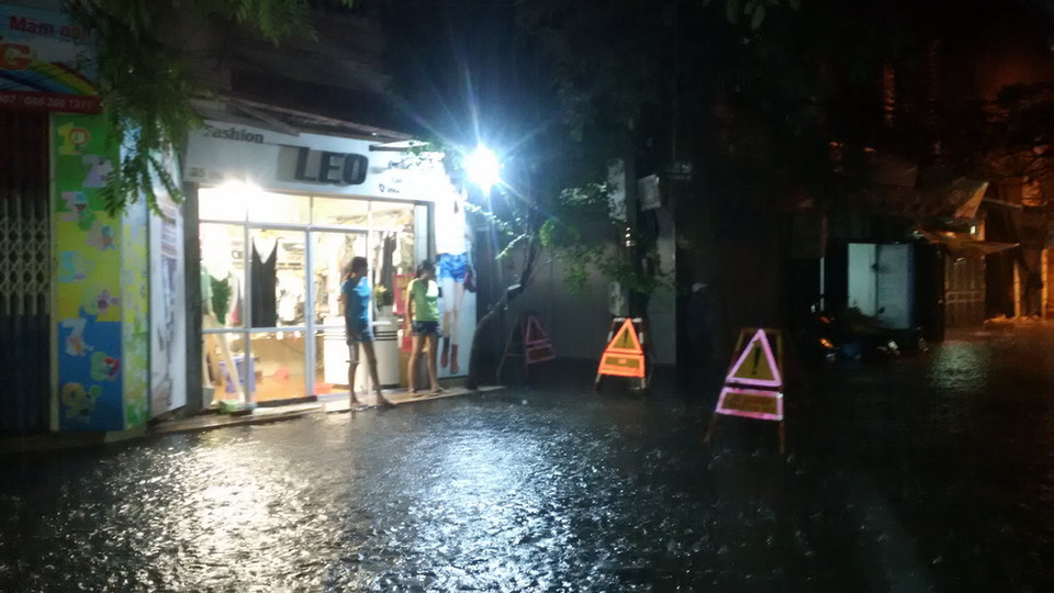 Cơn mưa lớn tối 18/8 do ảnh hưởng của cơn bão số 3 đã gây ngập nặng tại một số khu vực nội thành Hà Nội. (Ảnh: Trọng Đạt/TTXVN)