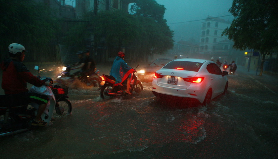 Các phương tiện lưu thông khó khăn do ngập úng tại khu vực trung tâm quận Đồ Sơn, Hải Phòng. (Ảnh: Lâm Khánh/TTXVN)