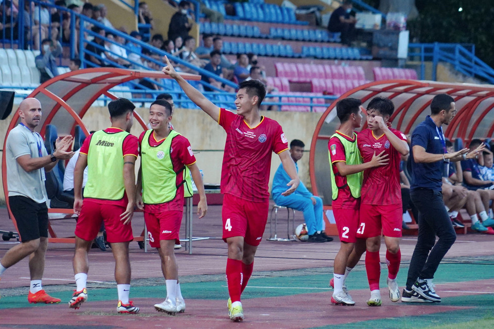 Phút thứ 28, hậu vệ Nguyễn Hiểu Minh (số 4) ghi bàn mở tỷ số cho PVF-CAND. (Ảnh: Việt Anh/Vietnam+)