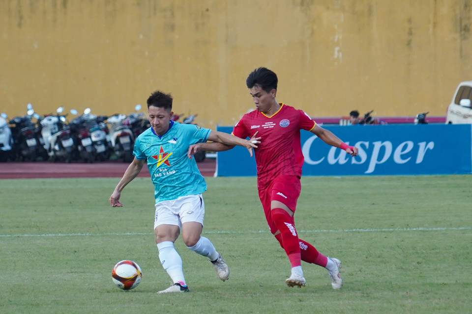 Hai đội nhập cuộc quyết tâm trong trận đấu quan trọng nhất mùa giải. (Ảnh: Việt Anh/Vietnam+)