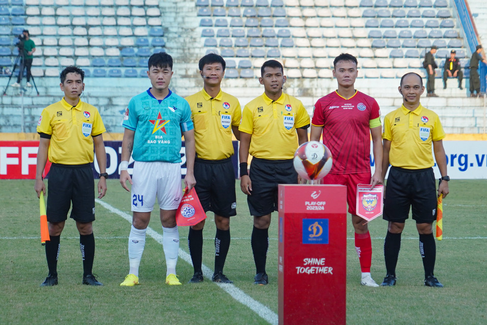 Chiều tối 6/7, Hồng Lĩnh Hà Tĩnh (áo xanh) chạm trán đối thủ ở Giải hạng Nhất - Câu lạc bộ PVF-CAND trong trận play-off trụ hạng V-League 2023-2024. (Ảnh: Việt Anh/Vietnam+)