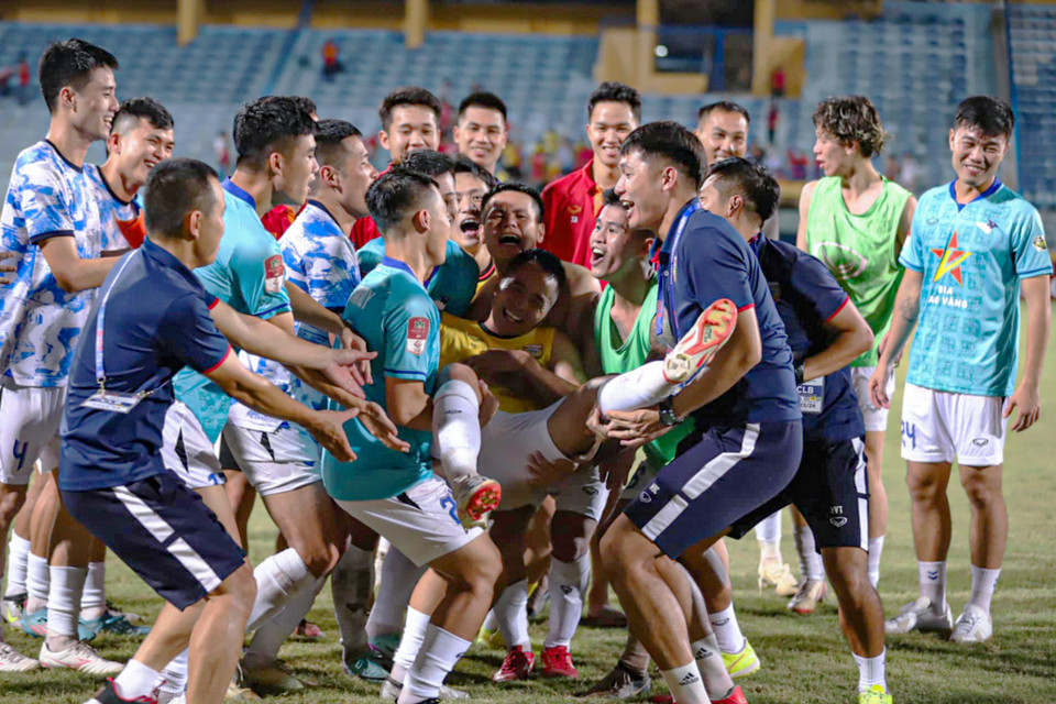 Các cầu thủ Hồng Lĩnh Hà Tĩnh ăn mừng sau khi trụ hạng thành công. (Ảnh: Việt Anh/Vietnam+)