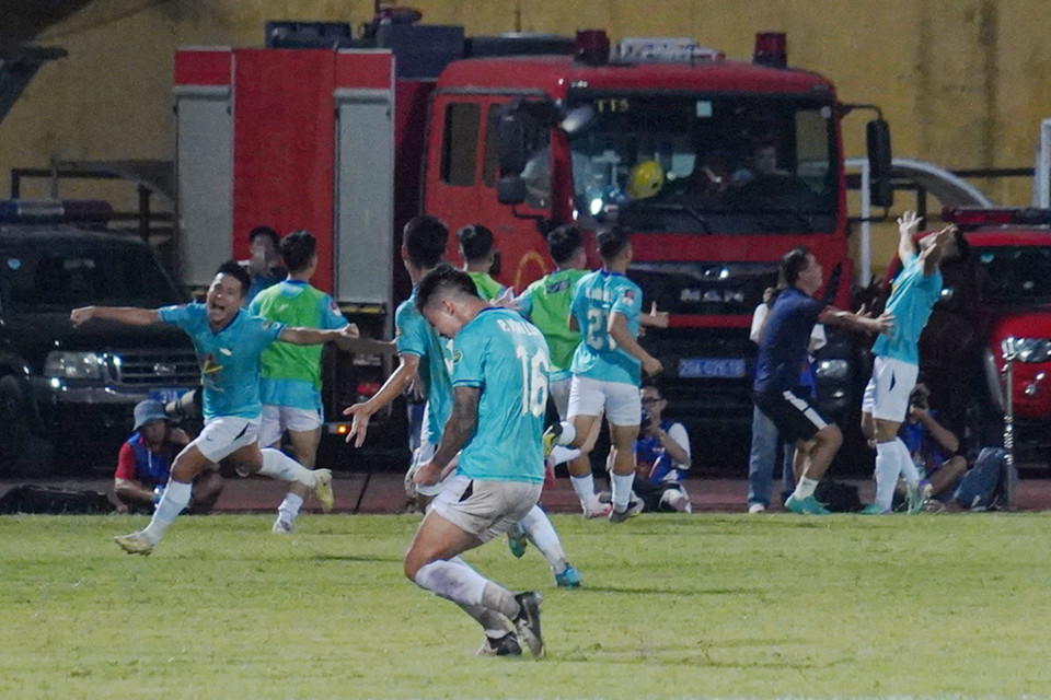 Đến phút 83, Hồng Lĩnh Hà Tĩnh có bàn thắng thứ 3 nhờ công của hậu vê Nguyễn Văn Nhuần. (Ảnh: Việt Anh/Vietnam+)