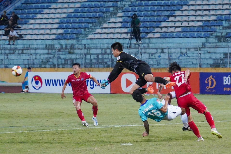 Pha băng ra phá bóng dũng mãnh của thủ môn Phí Minh Long. (Ảnh: Việt Anh/Vietnam+)
