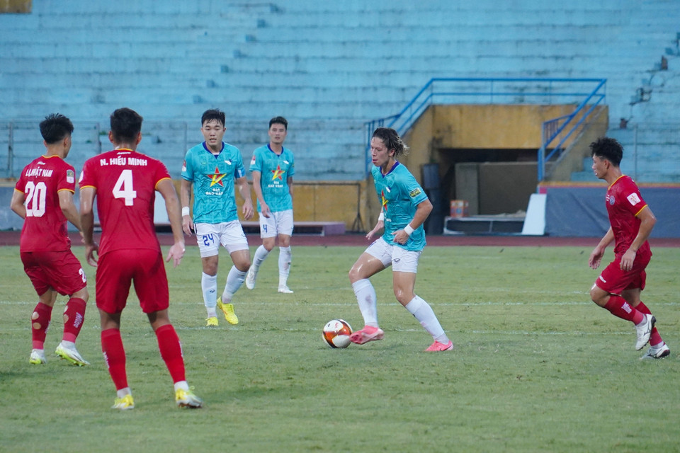 Tiền vệ người Nga gốc Việt, Viktor Lê thi đấu năng nổ nhằm tìm kiếm bàn gỡ hòa cho Hồng Lĩnh Hà Tĩnh. (Ảnh: Việt Anh/Vietnam+)