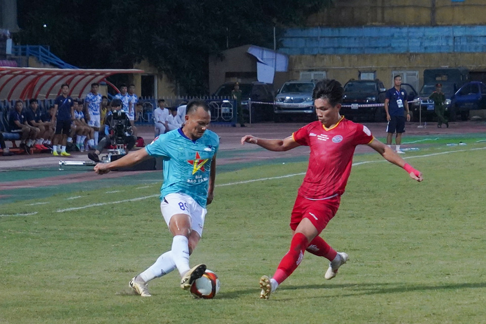 Ngay đầu hiệp hai, 'lão tướng' Trọng Hoàng (áo xanh) gỡ hòa 1-1 cho Hồng Lĩnh Hà Tĩnh . (Ảnh: Việt Anh/Vietnam+)