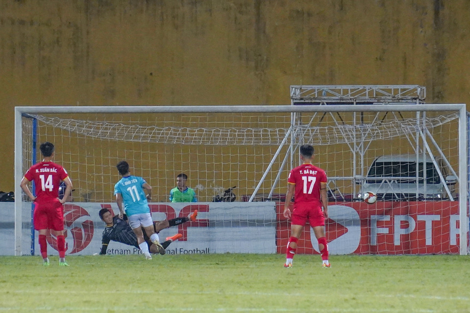 Bước ngoặt của trận đấu đến ở phút thứ 72, khi Trần Đình Tiến thực hiện thành công quả phạt đền giúp Hà Tĩnh vươn lên dẫn trước 2-1. (Ảnh: Việt Anh/Vietnam+)