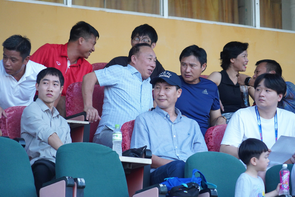 Huấn luyện viên trưởng Đội tuyển Việt Nam, ông Kim Sang-sik (đội mũ) dự khán trận đấu. (Ảnh: Việt Anh/Vietnam+)