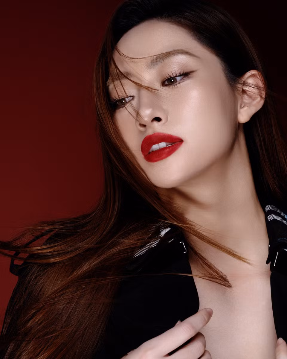 Song song với việc học tập, Lương Thùy Linh còn đảm nhiệm vai trò trợ giảng tại Đại học Đại Nam. Khi được hỏi về lý do lựa chọn tiếp tục học lên tiến sỹ, Lương Thùy Linh chia sẻ: “Từ ngày còn bé, Linh đã nuôi ý định theo đuổi con đường học vấn lâu dài. Linh tin rằng tri thức chính là công cụ mở ra những cánh cửa cơ hội, đưa ta tới những nơi đẹp đẽ hơn và giúp ta trở thành công dân có ích cho xã hội.” (Ảnh: CTV/Vietnam+)
