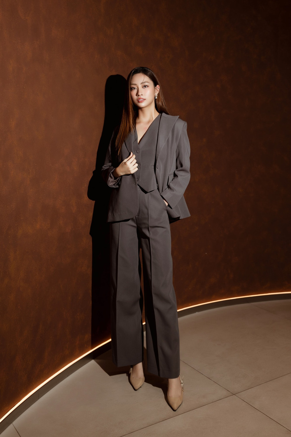 Với chứng chỉ IELTS 7.5, cô có lợi thế rất lớn trong việc nghiên cứu, viết luận và giao tiếp bằng tiếng Anh. Điểm số 78.00 mà Linh đạt được qua kỳ tuyển chọn không chỉ phản ánh sự nghiêm túc mà còn là kết quả của quá trình học tập, nghiên cứu kỹ lưỡng của cô. Đây là nỗ lực của Lương Thùy Linh. (Ảnh: CTV/Vietnam+)