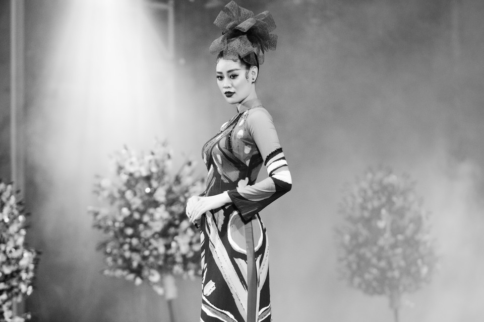 Hoa hậu Khánh Vân cùng các người mẫu trình diễn áo dài cho bộ sưu tập của nhà thiết kế Liên Hương. (Ảnh: Thiên An/Vietnam+)