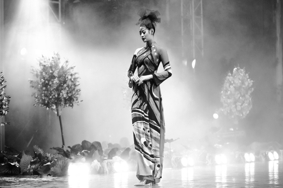 Nếu như ở sự kiện họp báo cách đây vài ngày, cô diện bộ áo dài cách điệu thì trong lễ khai mạc, cô chọn mặc bộ áo dài đính hạt, họa tiết về nghệ thuật truyền thống dân tộc. (Ảnh: Thiên An/Vietnam+)