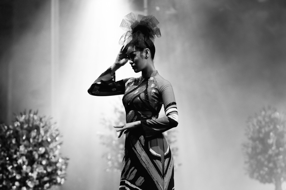 Đây cũng là dịp hiếm hoi người đẹp sử dụng son môi đỏ cho layout make up, kết hợp tóc búi cao. (Ảnh: Thiên An/Vietnam+)