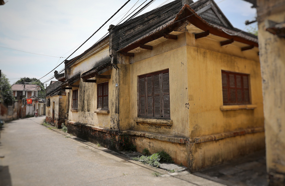 Các nhà thiết kế Việt Nam cho rằng người Việt có nhiều ngành nghề lâu đời rất riêng như làm vải tơ tằm, thêu may… và rất khéo tay. Trong khi đó, nhiều người nước ngoài có đầu óc, ý tưởng đã về Việt Nam đặt hàng, xuất sang các nước và bán với giá rất đắt ở thị trường nước họ... (Ảnh: Mai Mai/Vietnam+)