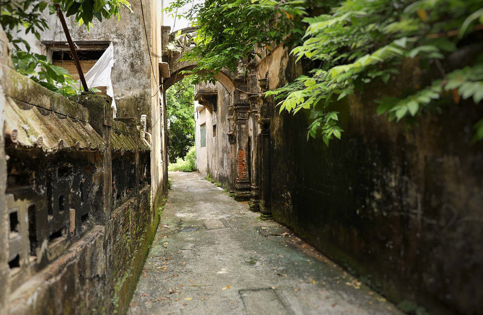 Làng Cựu mang trong mình nét đẹp cổ kính, là nơi bạn có thể tìm lại những giá trị truyền thống và đắm mình trong cảm xúc của những hoài niệm. (Ảnh: Mai Mai/Vietnam+)