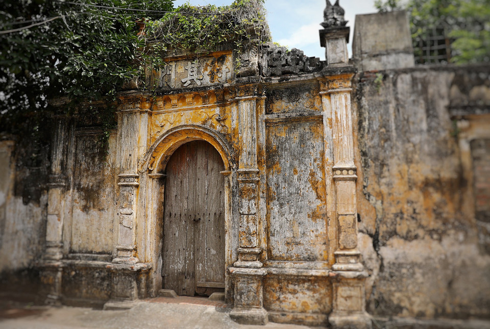 Được biết, dự án sẽ được tiến hành dựa trên hai trụ cột: Khôi phục lại thương hiệu may thông qua giải pháp mới cho nghệ thuật làm đẹp (thời trang, đồ thủ công, nội thất) và tái sử dụng thích nghi các công trình cổ tại làng Cựu. (Ảnh: Mai Mai/Vietnam+)