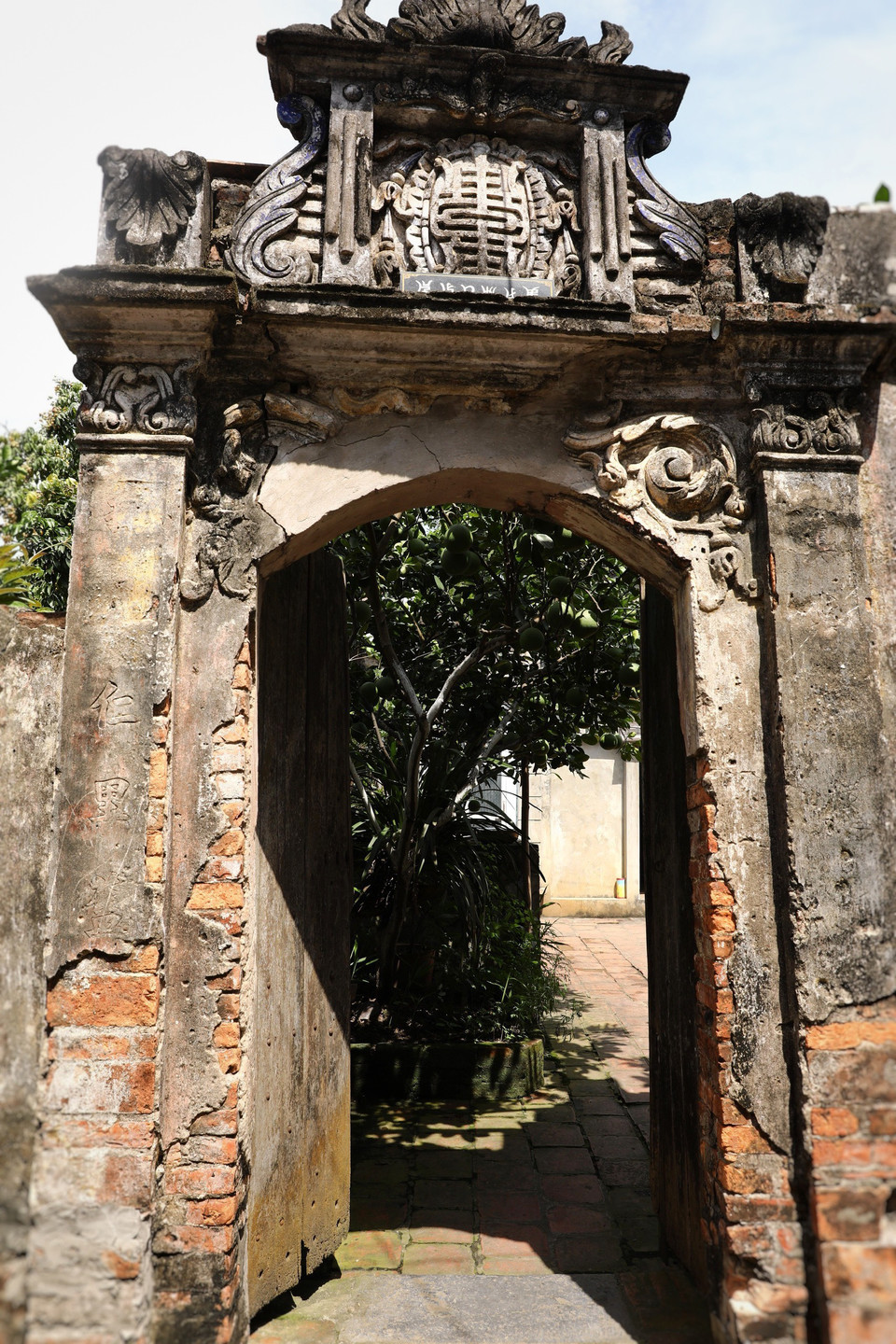 Nét hòa trộn Á-Âu đã làm nên vẻ độc đáo của ngôi làng này. Từng ngõ hẻm, cánh cổng đều thu hút những bước chân lữ khách. (Ảnh: Mai Mai/Vietnam+)