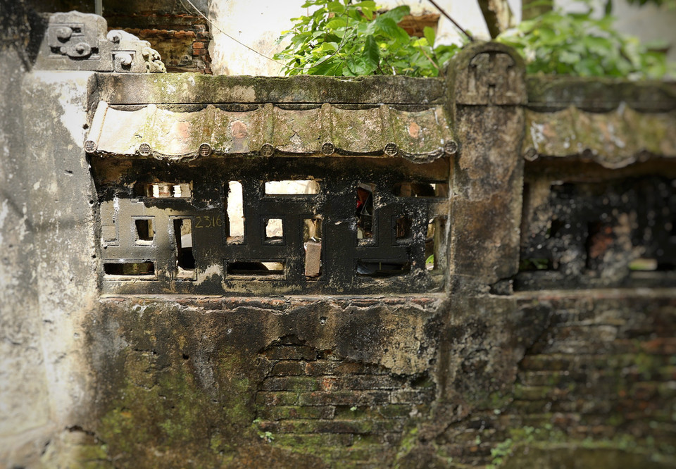 Thời gian ở làng Cựu dường như trôi chậm hơn, như muốn níu kéo và lưu giữ những giá trị xưa cũ bằng những nếp tường cổ xưa. (Ảnh: Mai Mai/Vietnam+)