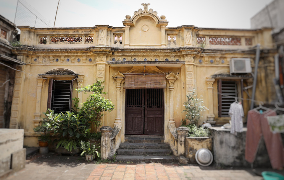 Từ xa ngắm nhìn những ngôi nhà có kiến trúc kiểu Pháp, du khách sẽ bắt gặp một vài câu đối, liễn đối quen thuộc hay họa tiết chạm trổ hoa sen... (Ảnh: Mai Mai/Vietnam+)