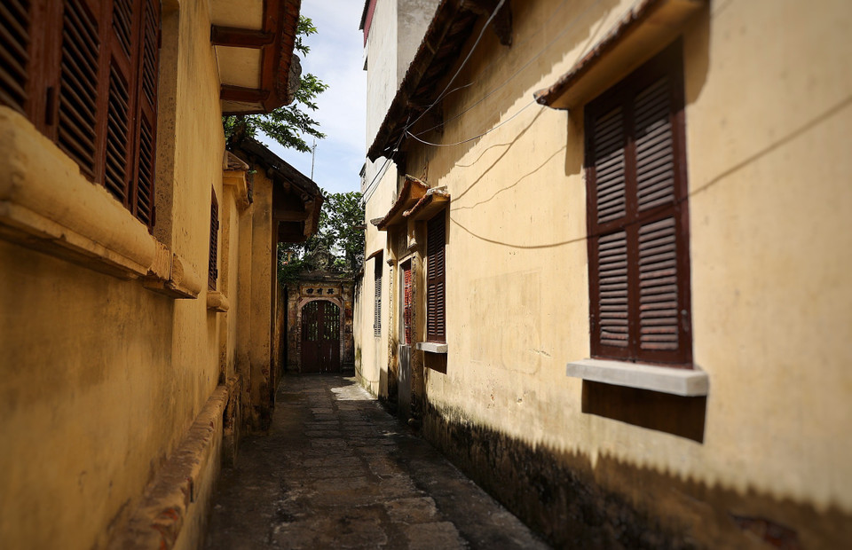 Sau một thời gian dài rơi vào quên lãng, những ngày đầu năm 2020, đã có những hoạt động đầu tiên 'đánh thức' làng Cựu nhằm bảo tồn và phát huy giá trị di sản vật thể và phi vật thể thông qua các hoạt động hợp tác quốc tế. (Ảnh: Mai Mai/Vietnam+)