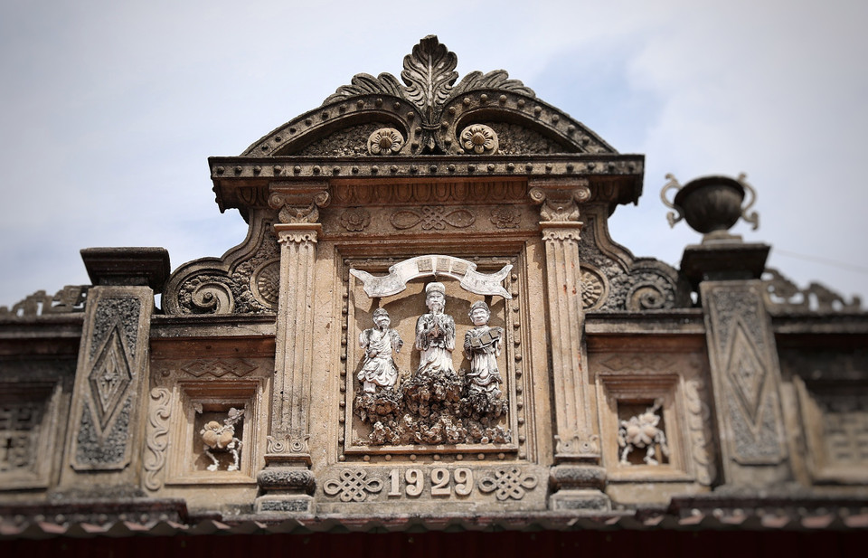 Ngôi nhà cổ nhất còn giữ được của làng, là nhà cụ Phó Du thời đó, pha trộn kiến trúc Á-Âu. Trên gác mái có bộ phù điêu Tam Tinh chính là bộ tam đa Phước-Lộc-Thọ quen thuộc trong văn hóa Á đông với dòng Hán tự Tam Tinh cung chiếu. (Ảnh: Mai Mai/Vietnam+)