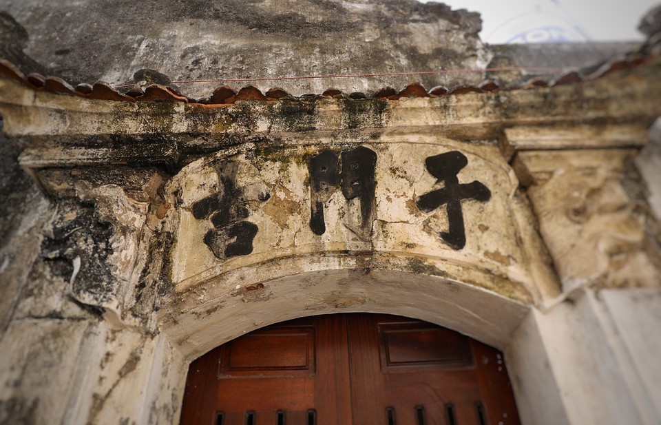 Thời kỳ vàng son của làng Cựu đã xa lắm rồi, thế nhưng đâu đó ta vẫn luôn cảm nhận được linh hồn nhộn nhịp, phú quý của 'làng thợ may đệ nhất Hà thành.' (Ảnh: Mai Mai/Vietnam+)