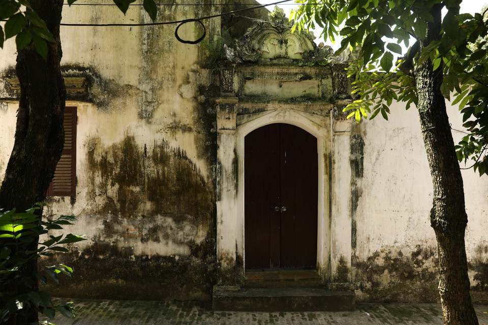 Vốn là làng thuần nông, những năm 1920, trận cháy rụi khắp làng khiến người người làng Cựu phải bươn chải ra các đô thị lớn để kiếm sống. Từ đây, với bàn tay tài hoa, người làng Cựu đã trở thành những thợ may 'đệ nhất Hà thành,' chuyên may mặc đồ cho 'ông Tây bà đầm,' trong đó có những nhà may nổi danh như Đức Lợi, Phúc Mỹ, Phúc Hưng… (Ảnh: Mai Mai/Vietnam+)