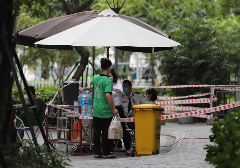 Tòa nhà Park 7, khu đô thị Times City đang được phong tỏa tạm thời để truy vết người liên quan đến ca dương tính SARS-CoV-2. (Ảnh: Thanh Tùng/TTXVN)