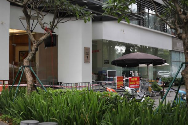 Lực lượng chức năng phong tỏa tạm thời tòa nhà Park 7, khu đô thị Times City để truy vết người có liên quan ca dương tính với SARS-CoV-2. (Ảnh: Thanh Tùng/TTXVN)