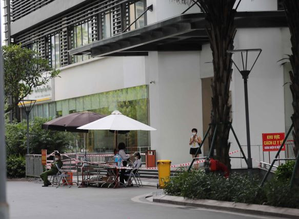 Lực lượng chức năng phong tỏa tạm thời tòa nhà Park 7, khu đô thị Times City để truy vết người có liên quan ca dương tính với SARS-CoV-2. (Ảnh: Thanh Tùng/TTXVN)