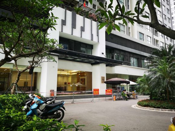 Lực lượng chức năng phong tỏa tạm thời tòa nhà Park 7, khu đô thị Times City để truy vết người có liên quan ca dương tính với SARS-CoV-2. (Ảnh: Thanh Tùng/TTXVN)