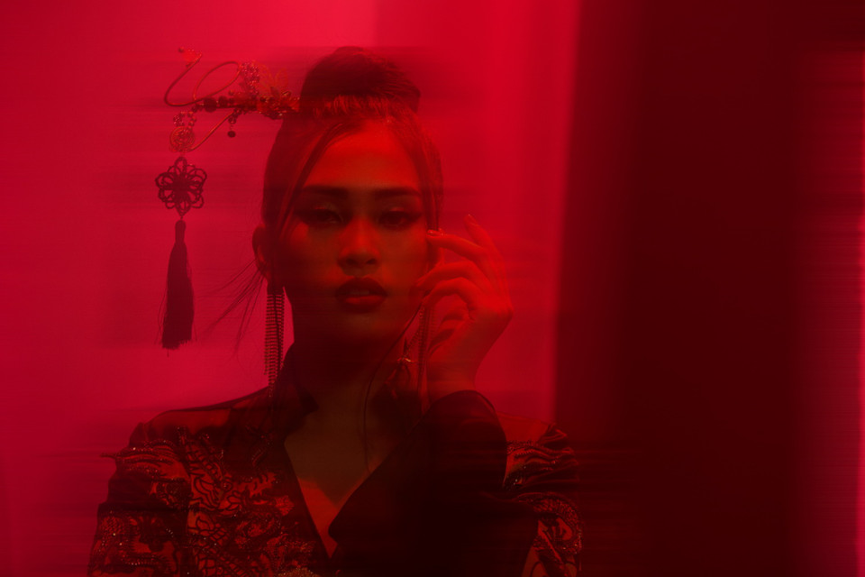 Tiểu Vy đã đầu tư khá chỉn chu về trang phục, phụ kiện và tạo hình. (Ảnh: Viết Quý)