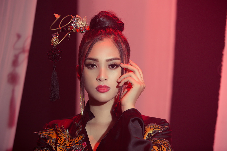 Chia sẻ về lý do chọn bản hit của Sơn Tùng, Tiểu Vy cho biết: 'Lạc trôi là một bài hát khá nổi tiếng, đạt 5 triệu lượt xem ngay ngày đầu ra mắt. Một MV Việt Nam đạt được số lượt view cao như vậy cũng là điều đáng tự hào. Thông qua phần thi tài năng lần này, Vy muốn giới thiệu âm nhạc Việt Nam đến với thế giới.' (Ảnh: Viết Quý)