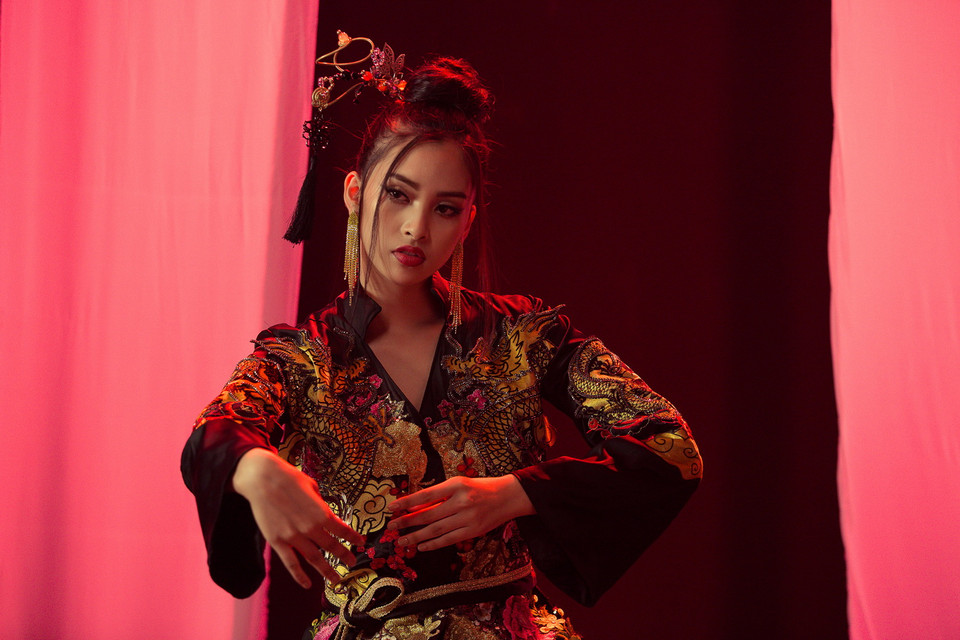 Cùng với phần thi tài năng tại Miss World 2018, Tiểu Vy và êkíp đã thực hiện một MV cover với ca khúc 'Lạc Trôi' - bài hit đình đám của Sơn Tùng MTP. (Ảnh: Viết Quý)