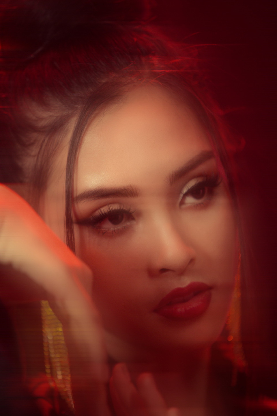 Cô khoe được vẻ đẹp sắc sảo, cuốn hút người xem.(Ảnh: Viết Quý)