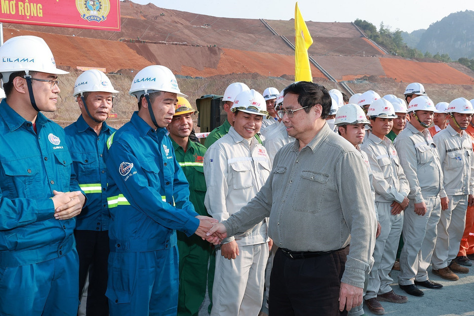 Thủ tướng Phạm Minh Chính động viên kỹ sư, công nhân thi công mở rộng Nhà máy Thủy điện Hòa Bình. (Ảnh: Dương Giang/TTXVN)