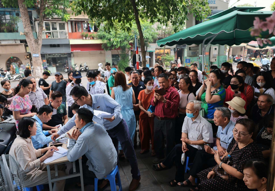 Rất đông người dân đến xếp hàng, đăng ký mua vàng tại điểm bán của Ngân hàng Thương mại Cổ phần Công Thương Việt Nam (VietinBank) - chi nhánh phố Huế. (Ảnh: Hoàng Hiếu/TTXVN)