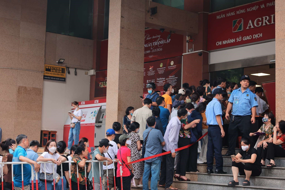 Hàng dài người dân xếp hàng để đăng ký mua vàng tại chi nhánh Sở Giao dịch Agribank Láng Hạ. (Ảnh: Hoàng Hiếu/TTXVN)