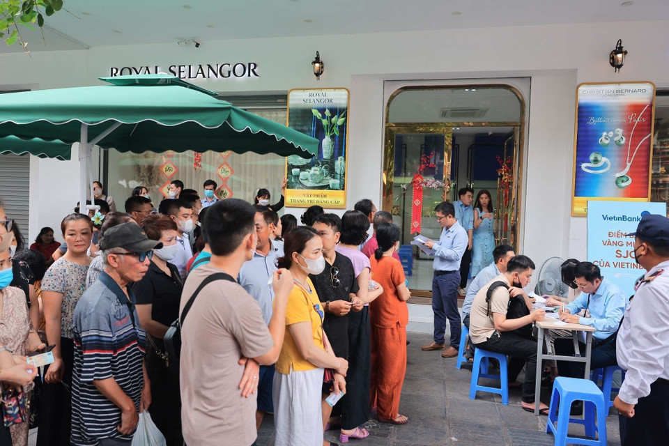 Người dân đến xếp hàng, đăng ký mua vàng tại điểm bán của Vietin Bank - chi nhánh phố Huế. (Ảnh: Hoàng Hiếu/TTXVN)