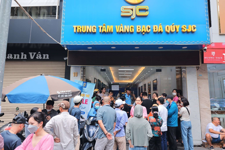 Nhiều người dân xếp hàng mua vàng tại Trung tâm Vàng bạc Đá quý SJC phố Trần Nhân Tông. (Ảnh: Hoàng Hiếu/TTXVN)