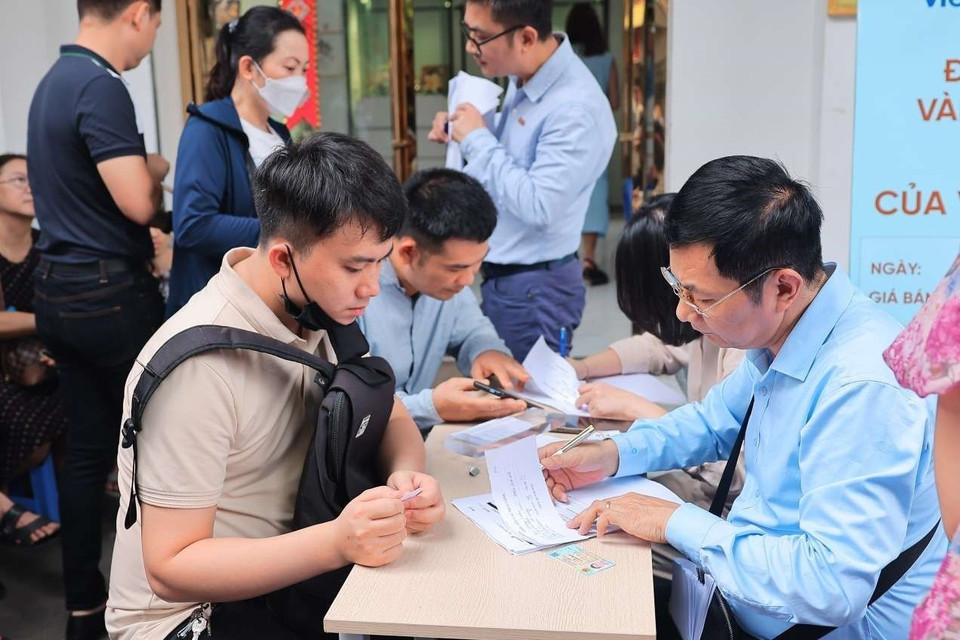 Người dân đăng ký mua vàng tại điểm bán của VietinBank - chi nhánh phố Huế. (Ảnh: Hoàng Hiếu/TTXVN)