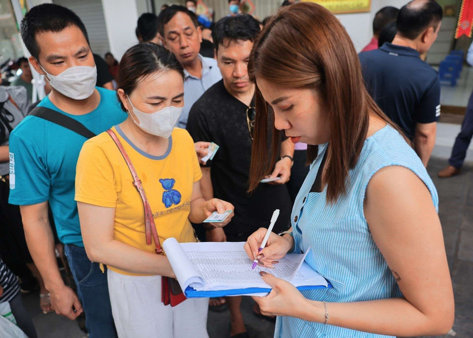 Kiểm tra thông tin những người đăng ký mua vàng tại điểm bán của VietinBank - chi nhánh phố Huế. (Ảnh: Hoàng Hiếu/TTXVN)
