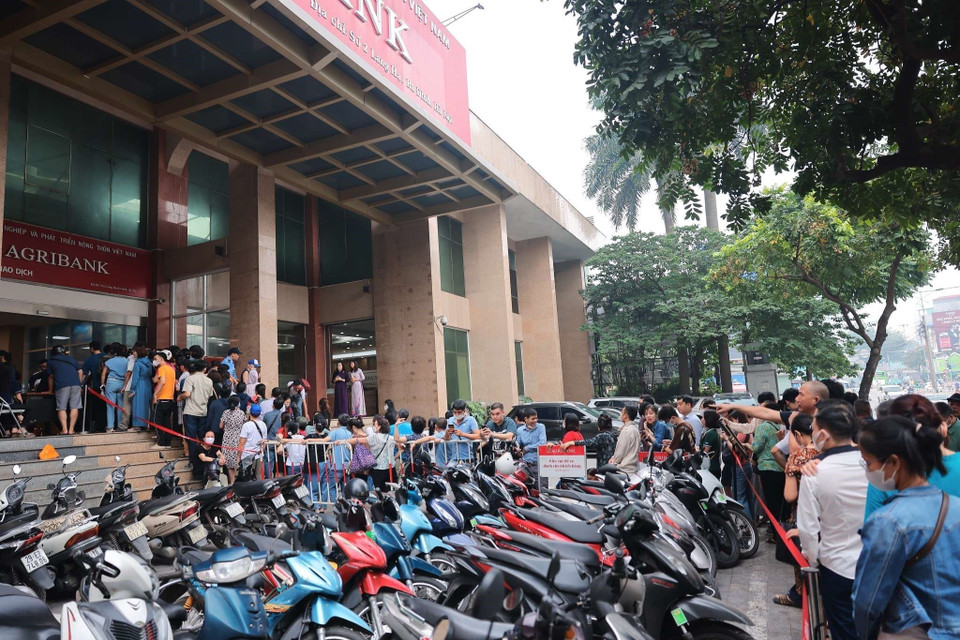 Hàng dài người dân xếp hàng để đăng ký mua vàng tại chi nhánh Sở Giao dịch Agribank Láng Hạ. (Ảnh: Hoàng Hiếu/TTXVN)