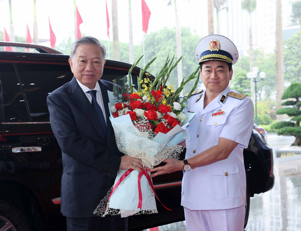 Phó Đô đốc Trần Thanh Nghiêm, Tư lệnh Quân chủng Hải quân đón Chủ tịch nước Tô Lâm. (Ảnh: Nhan Sáng/TTXVN)