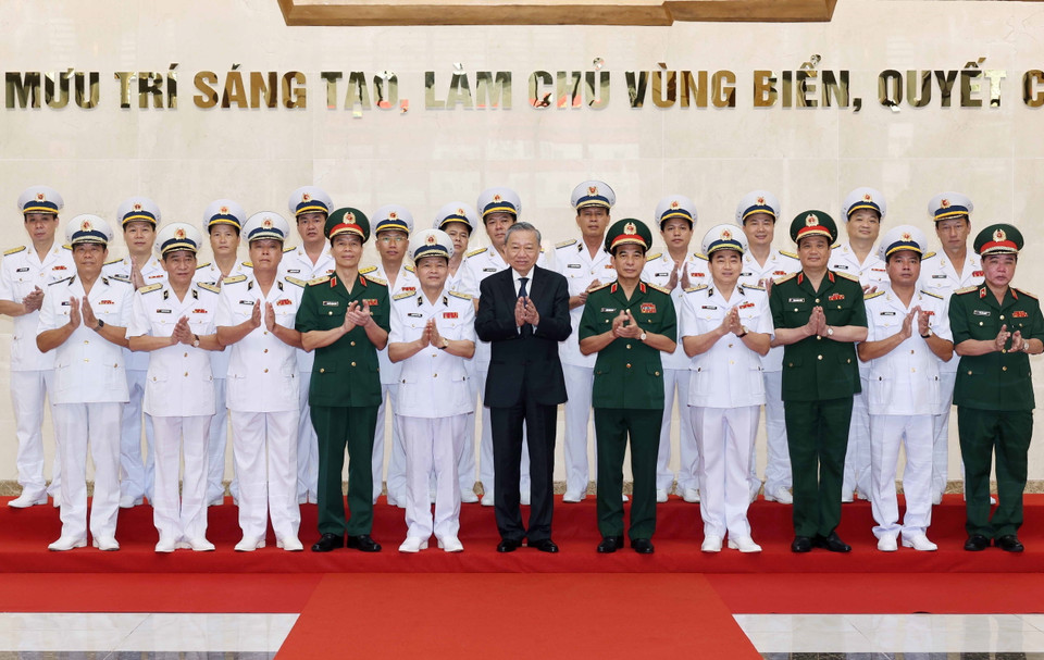 Chủ tịch nước Tô Lâm với lãnh đạo Bộ Quốc phòng và Bộ Tư lệnh Quân chủng Hải quân. (Ảnh: Nhan Sáng/TTXVN)