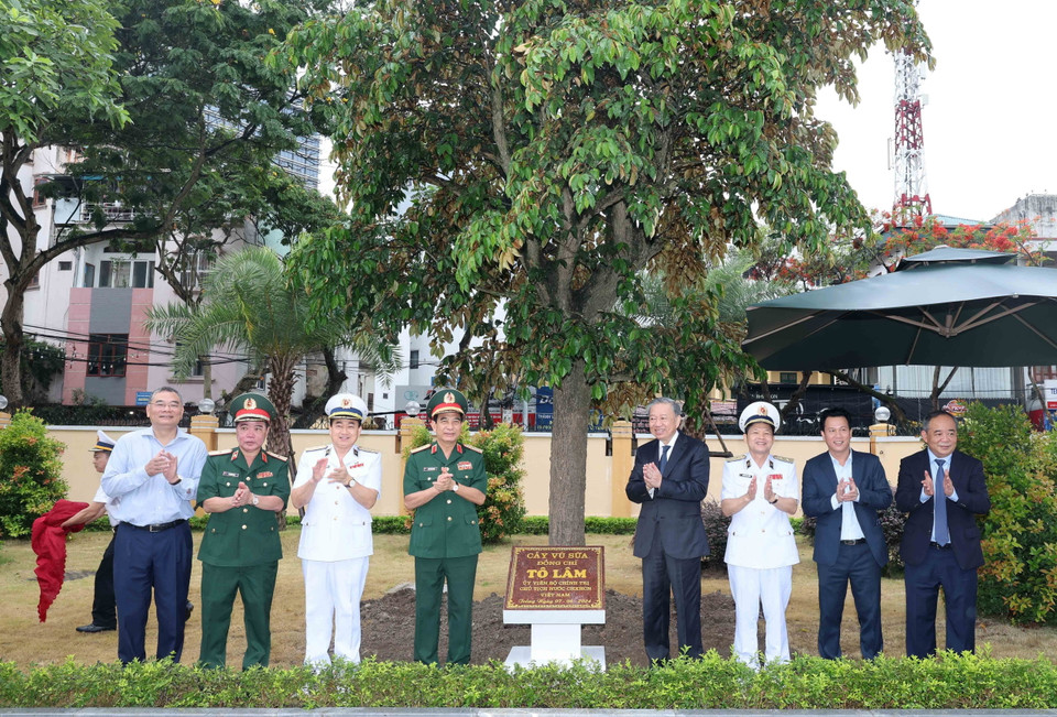 Chủ tịch nước Tô Lâm trồng cây lưu niệm tại Bộ Tư lệnh Quân chủng Hải quân. (Ảnh: Nhan Sáng/TTXVN)