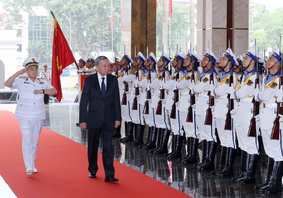 Chủ tịch nước Tô Lâm duyệt đội danh dự Quân chủng Hải quân. (Ảnh: Nhan Sáng/TTXVN)