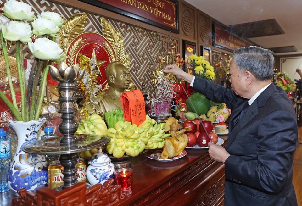 Chủ tịch nước Tô Lâm dâng hương tưởng niệm Đại tướng Võ Nguyên Giáp. (Ảnh: Nhan Sáng/TTXVN)